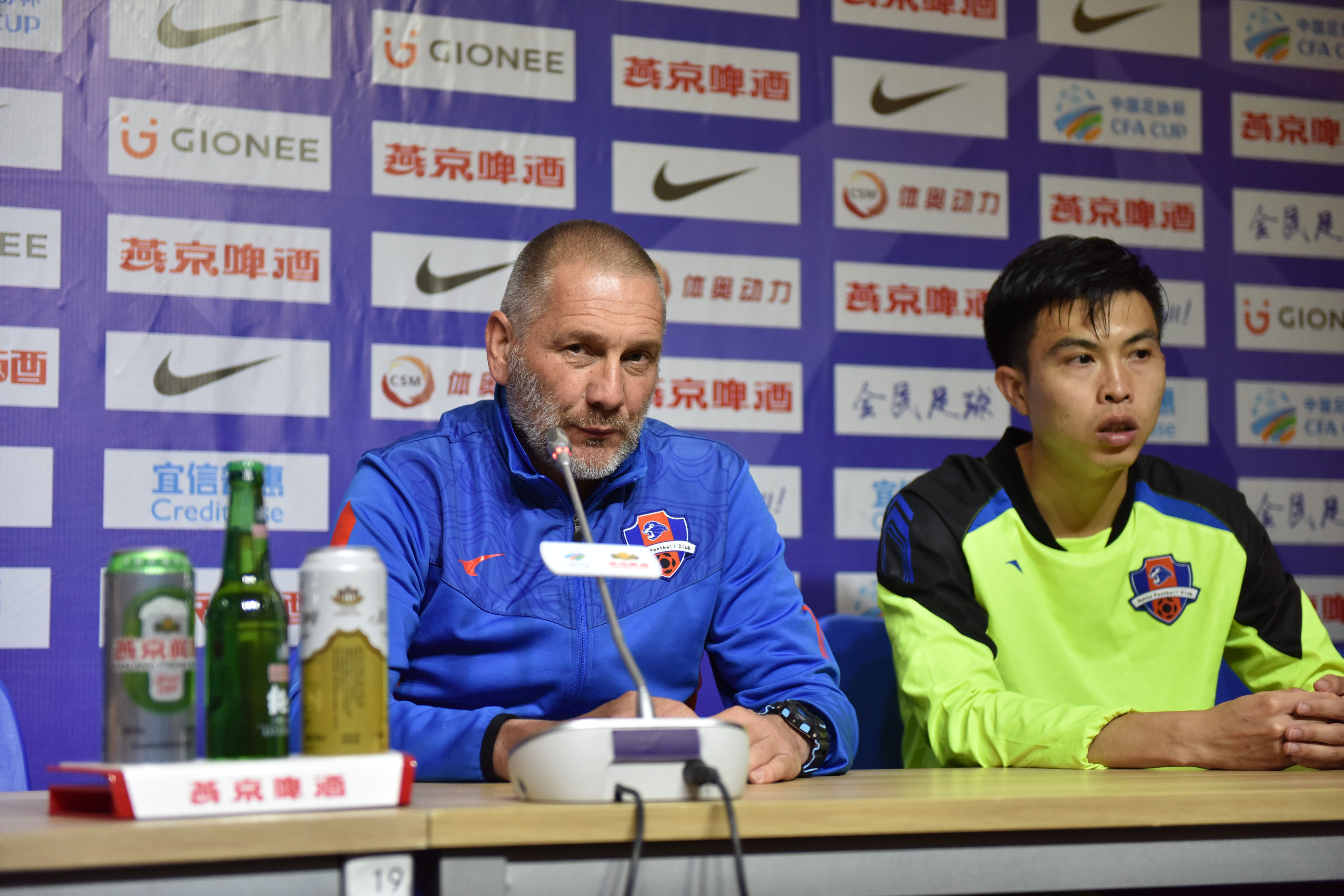 塞西尔、索尼娅和伊莉斯，三个儿时的伴侣往湛蓝海岸，把此中一个的屋子空出来，筹办出售。在这几天里，他们将成为三个年青男孩的首选方针，对他们来讲，这些40多岁的独身女性比他们的春秋更有吸引力。筹办玩，三个伴侣将逐步意想到他们的诱惑气力作为熟女。